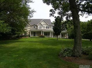 19 Harbor Hill Dr, Lloyd Harbor, NY 11743
