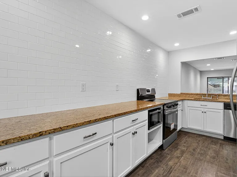 7701 Baymeadows Cir W #1052 — Photo 11
