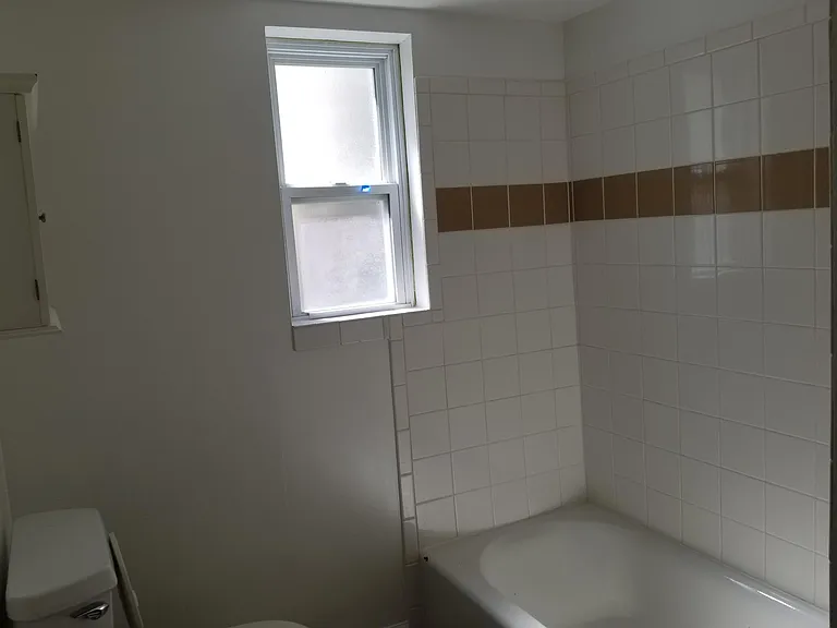 150 E Wentworth Ave — Photo 9