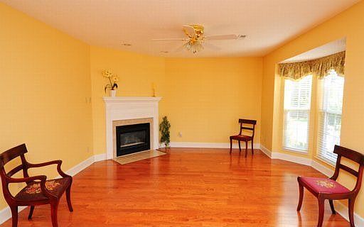 5th image of 1004 Montgomery Ct