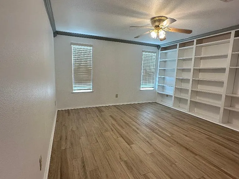 532 Oak Grove Ln — Photo 3