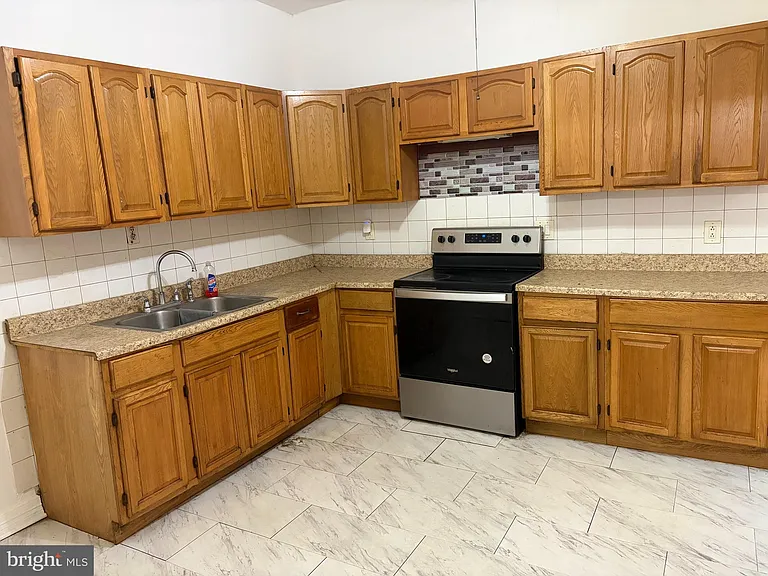 7058 Saybrook Ave — Photo 9