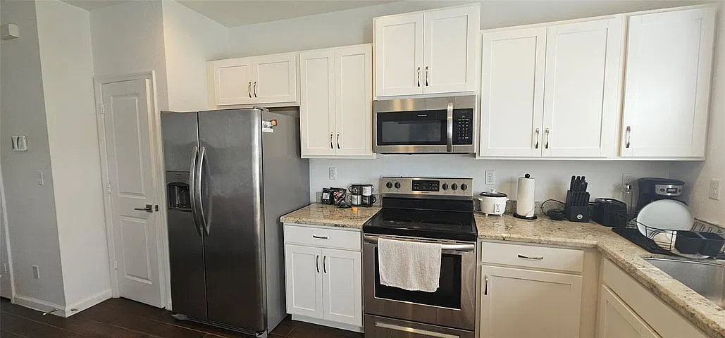 3 bed, 1496 sqft, $3,000 — Photo 3