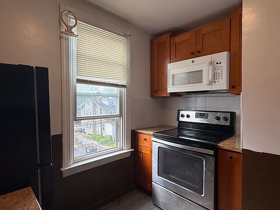 2nd image of 1300 Main St #2