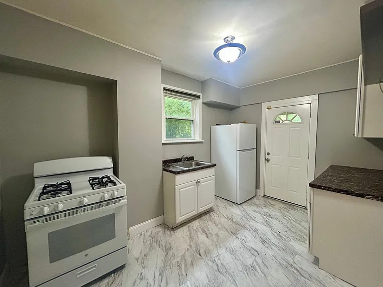 1311 Oakhill St — Photo 3