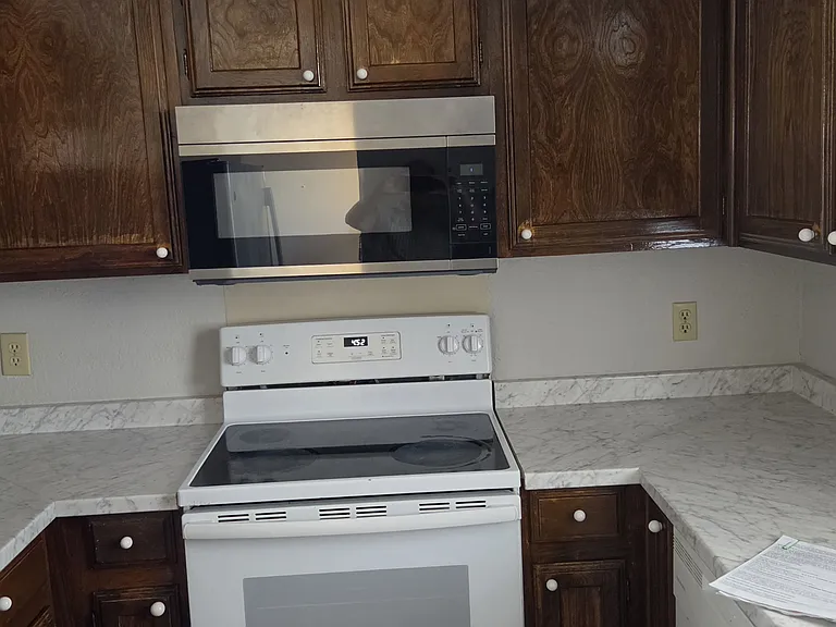 3300 Gardenview Cir — Photo 2