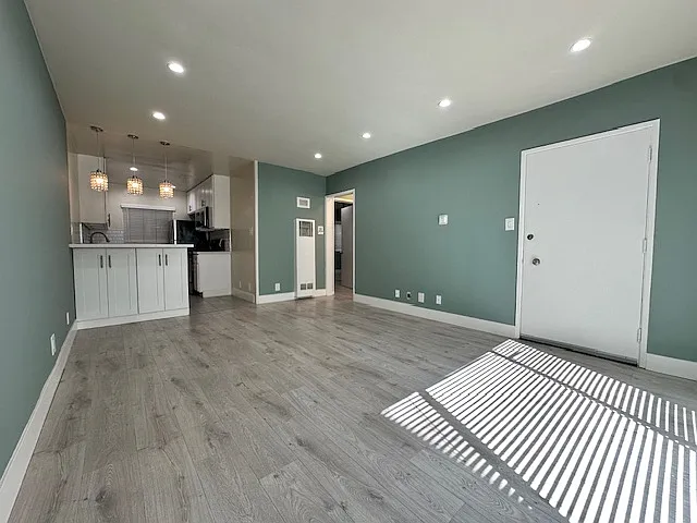 7555 De Longpre Ave #4 — Photo 1