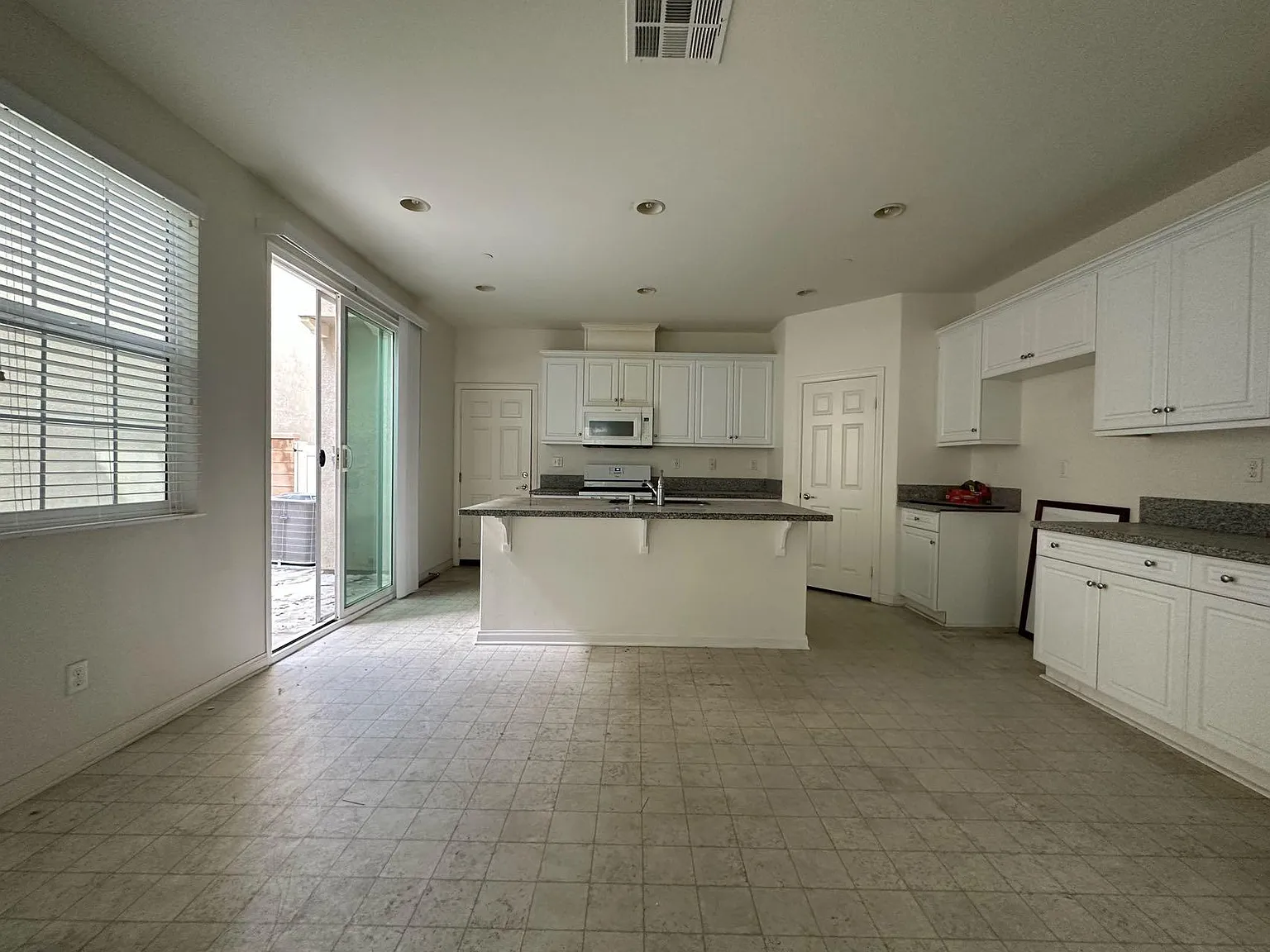 3 bed, 2.5 bath, 1993 sqft, $3,200 — Photo 3