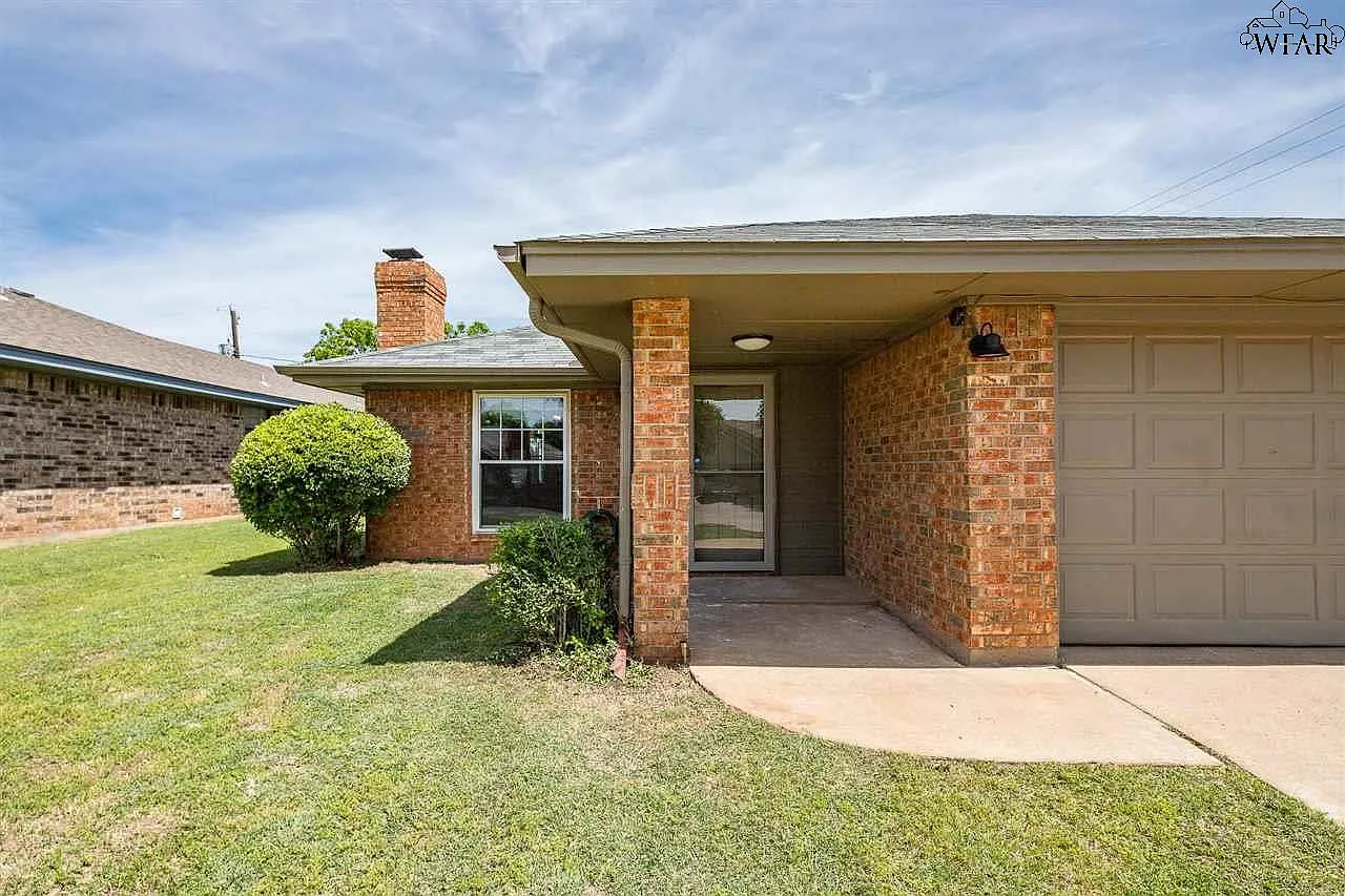 3 bed, 2.0 bath, 1287 sqft, $2,000 — Photo 2