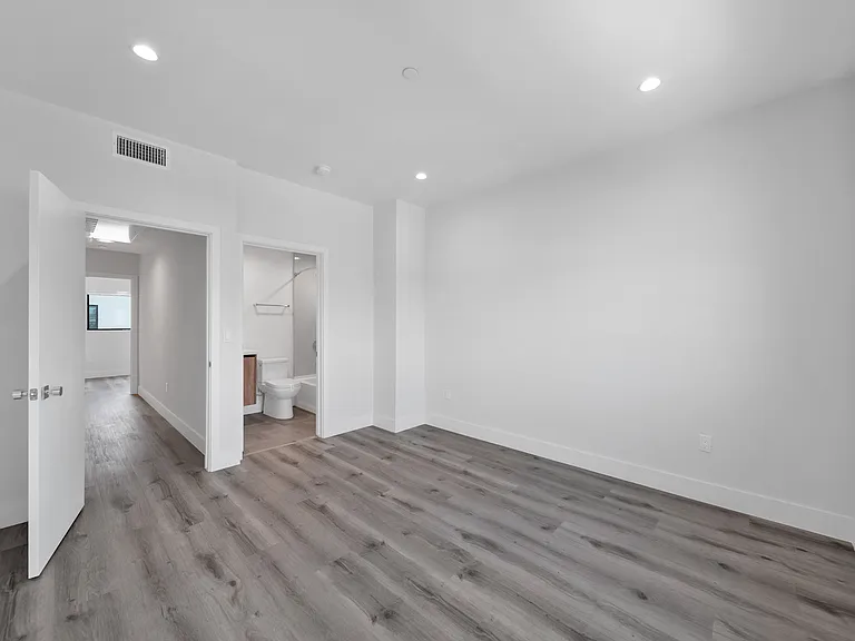11522 Emelita Property LLC — Photo 5