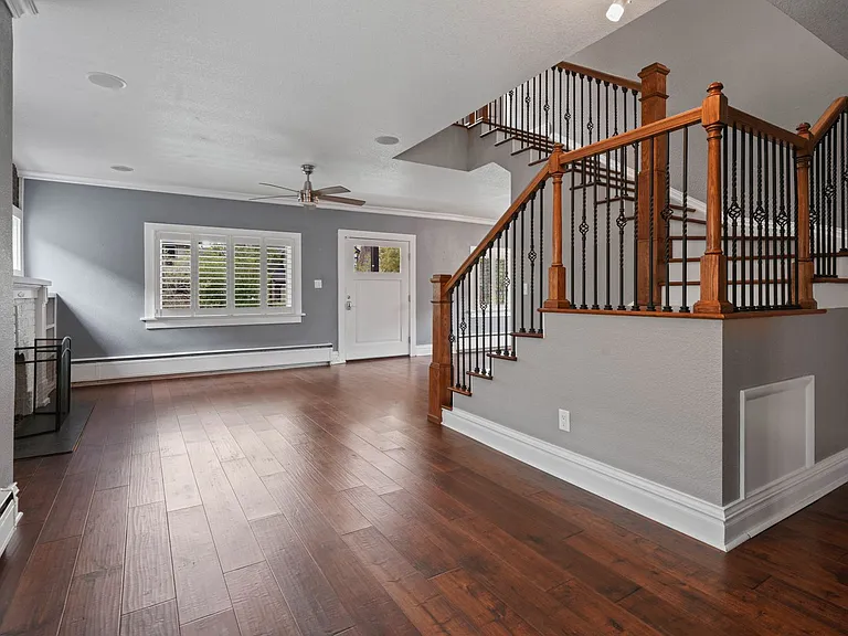 2370 Elm St — Photo 15
