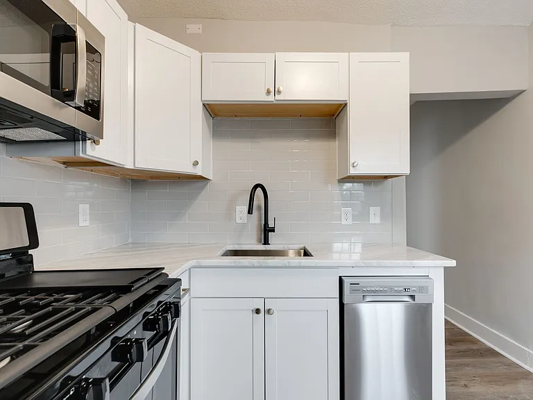 Great Renovated Two Bedroom Apt in the Heart of Church Hill — Photo 25