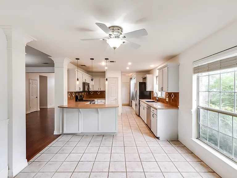 2106 Heather Dr — Photo 8
