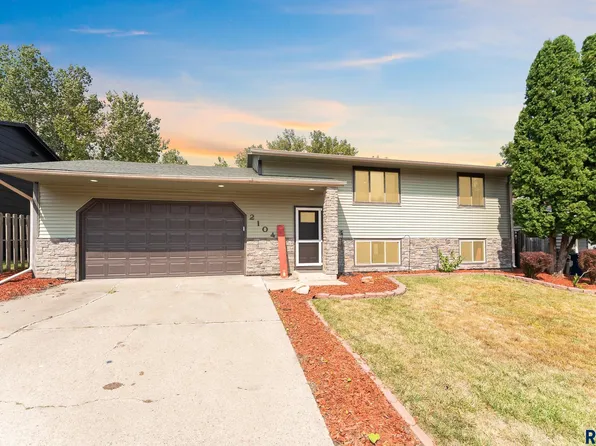 2104 E Tracy Ln, Sioux Falls, SD 57103