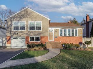 19 Barbara Dr, Syosset, NY 11791