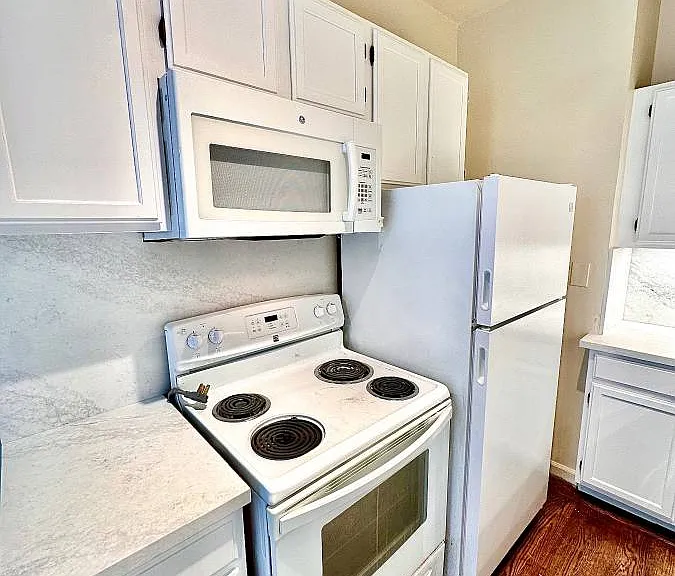 Tudor Hall Apartments — Photo 25