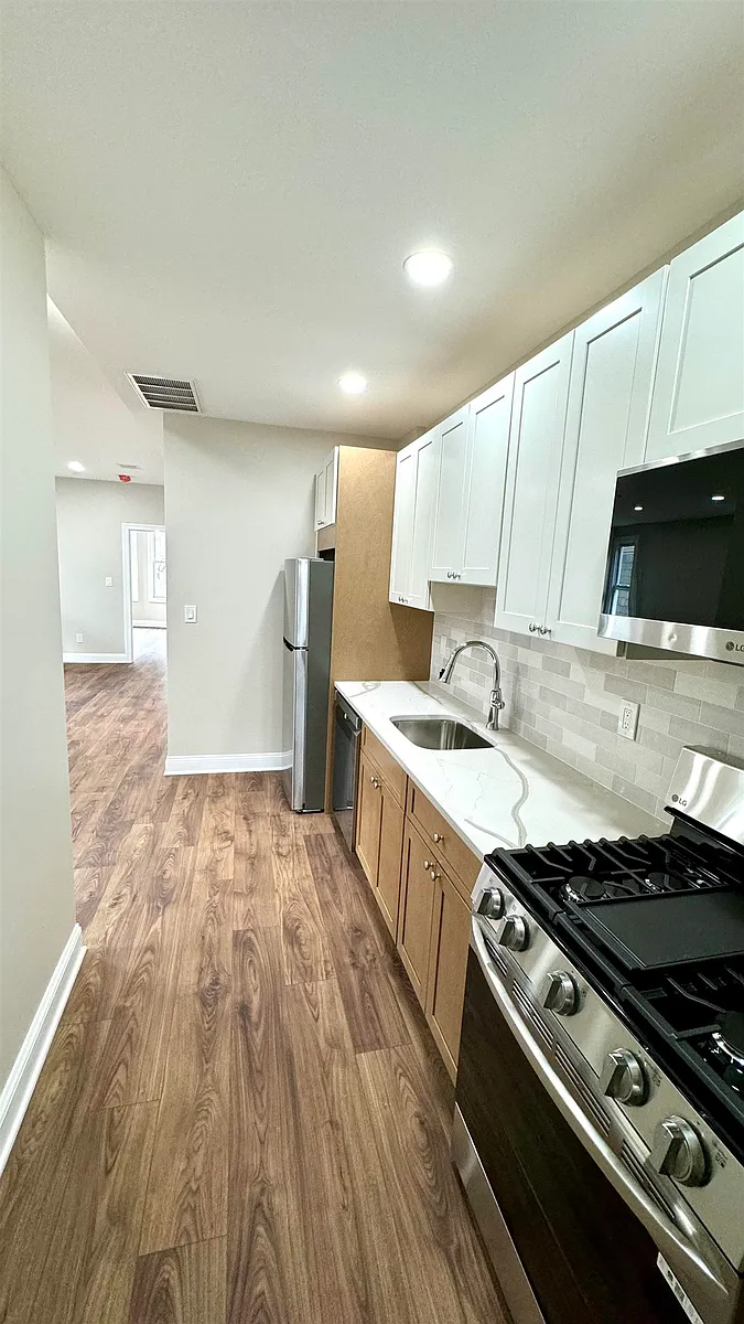 Building Photo - 118 Parkview Ave #2