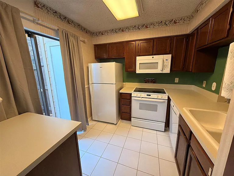 2327 Torrington Dr #C — Photo 3