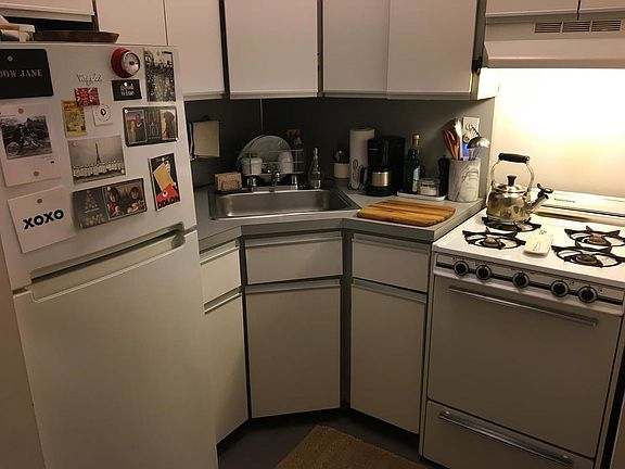 3rd image of 735 Washington Ave APT 3A