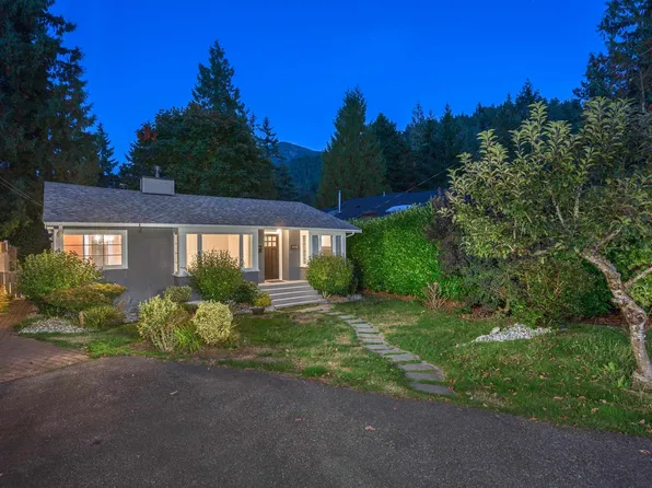 6431 Rosebery Ave, West Vancouver, BC V7W 2C5