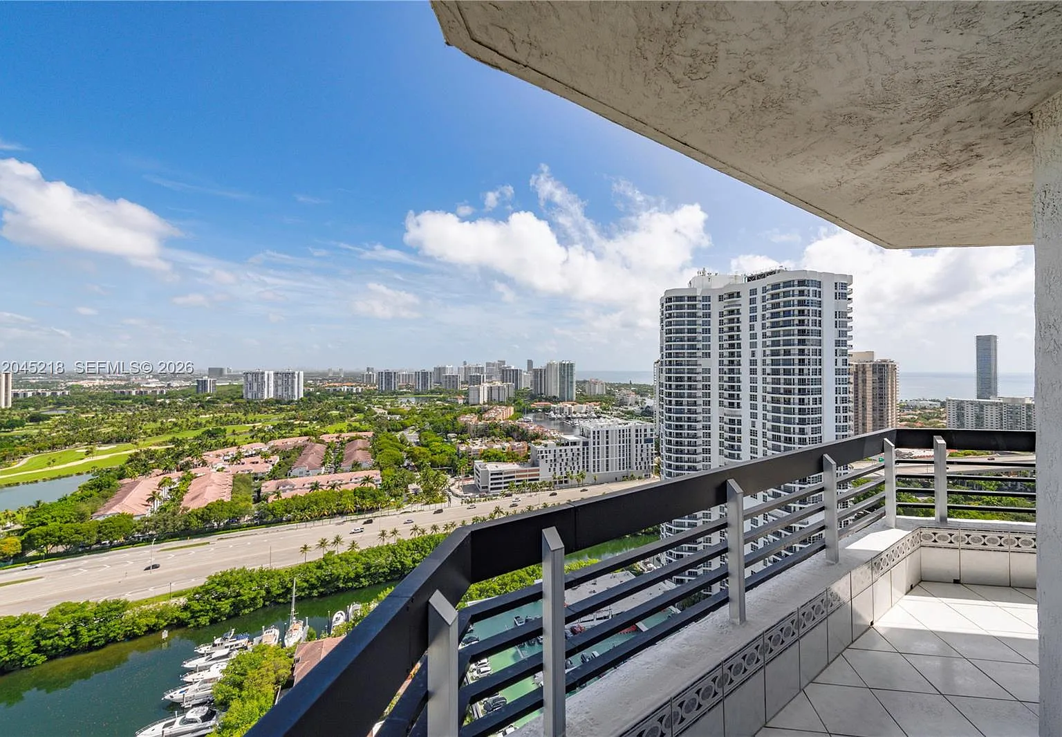 Mystic Pointe Tower 500 C — Photo 3