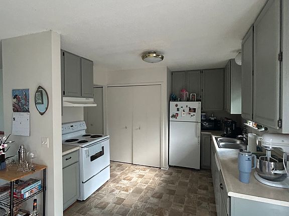3rd image of 757 N Maple Rd