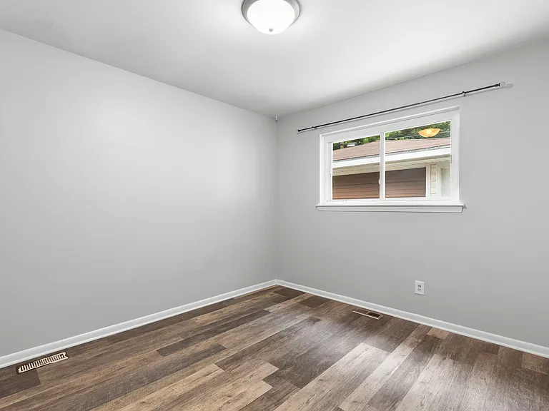 1333 Moulin Ave — Photo 11