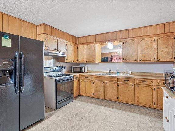 4th image of 224 Dewitt St