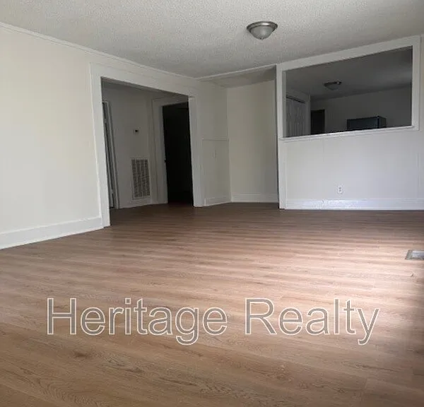 2400 Center Ave — Photo 6