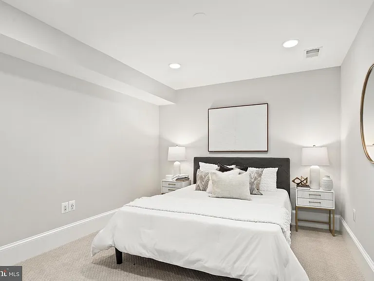 623 E St SE — Photo 35