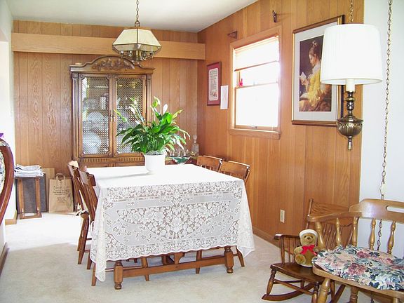 Dining Room 11'x8'