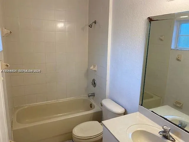 661 SW 10th St #661 — Photo 9