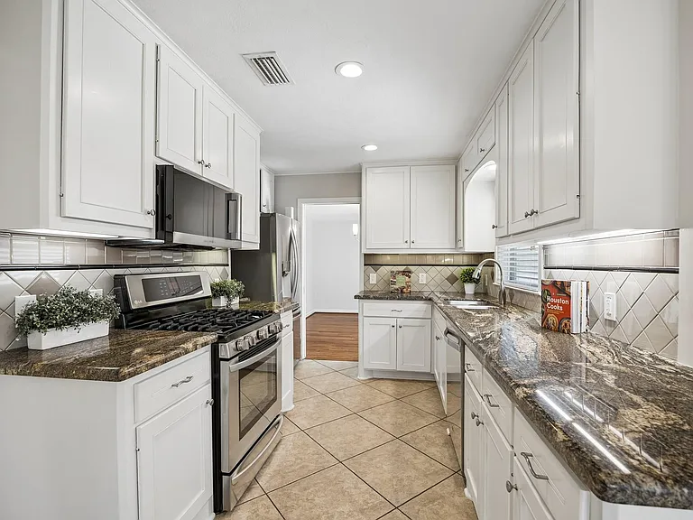 2202 Lazybrook Dr — Photo 4