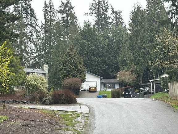5th image of 1704 Douglas Ct