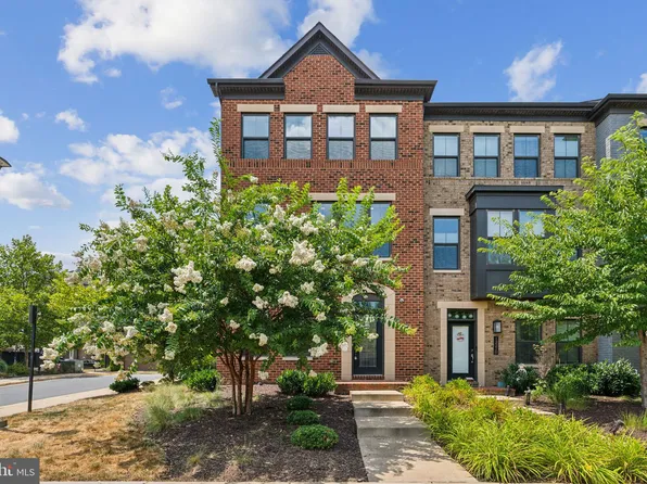 13212 Woodland Park Rd, Herndon, VA 20171