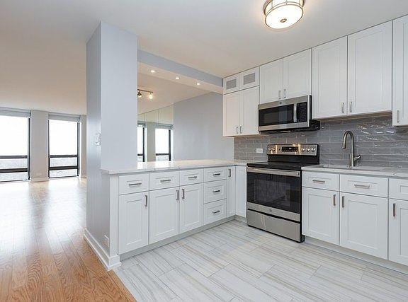 2nd image of 1660 N La Salle St #1009