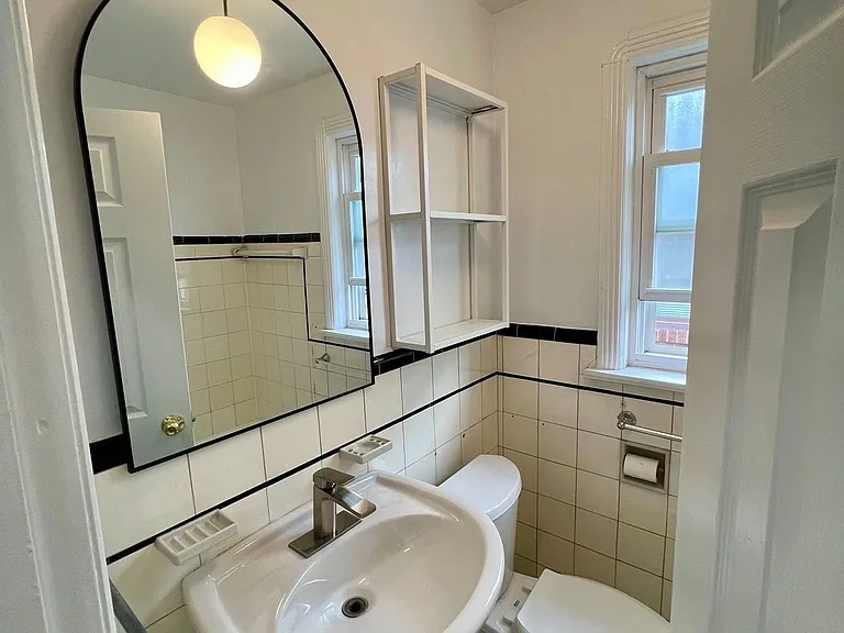 354 Kane Ave #UPPER — Photo 11