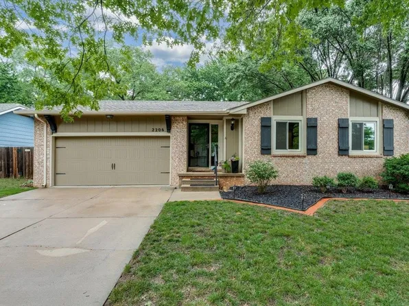 2206 N Basswood Ct, Derby, KS 67037