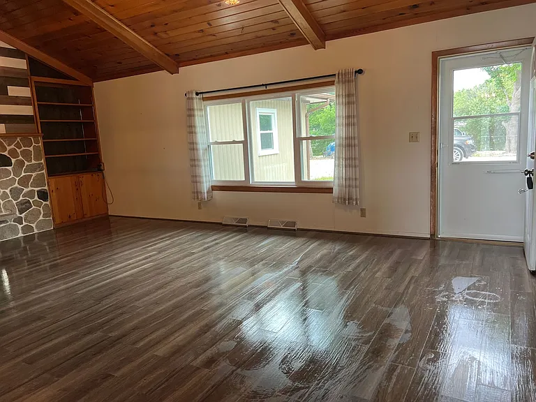 W210N11785 Hilltop Dr — Photo 7