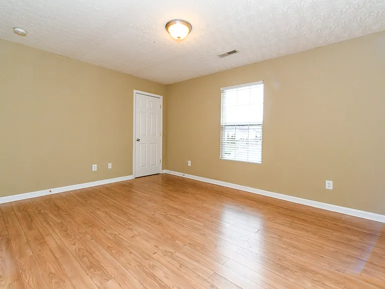 Silver Creek Apartments — Photo 16