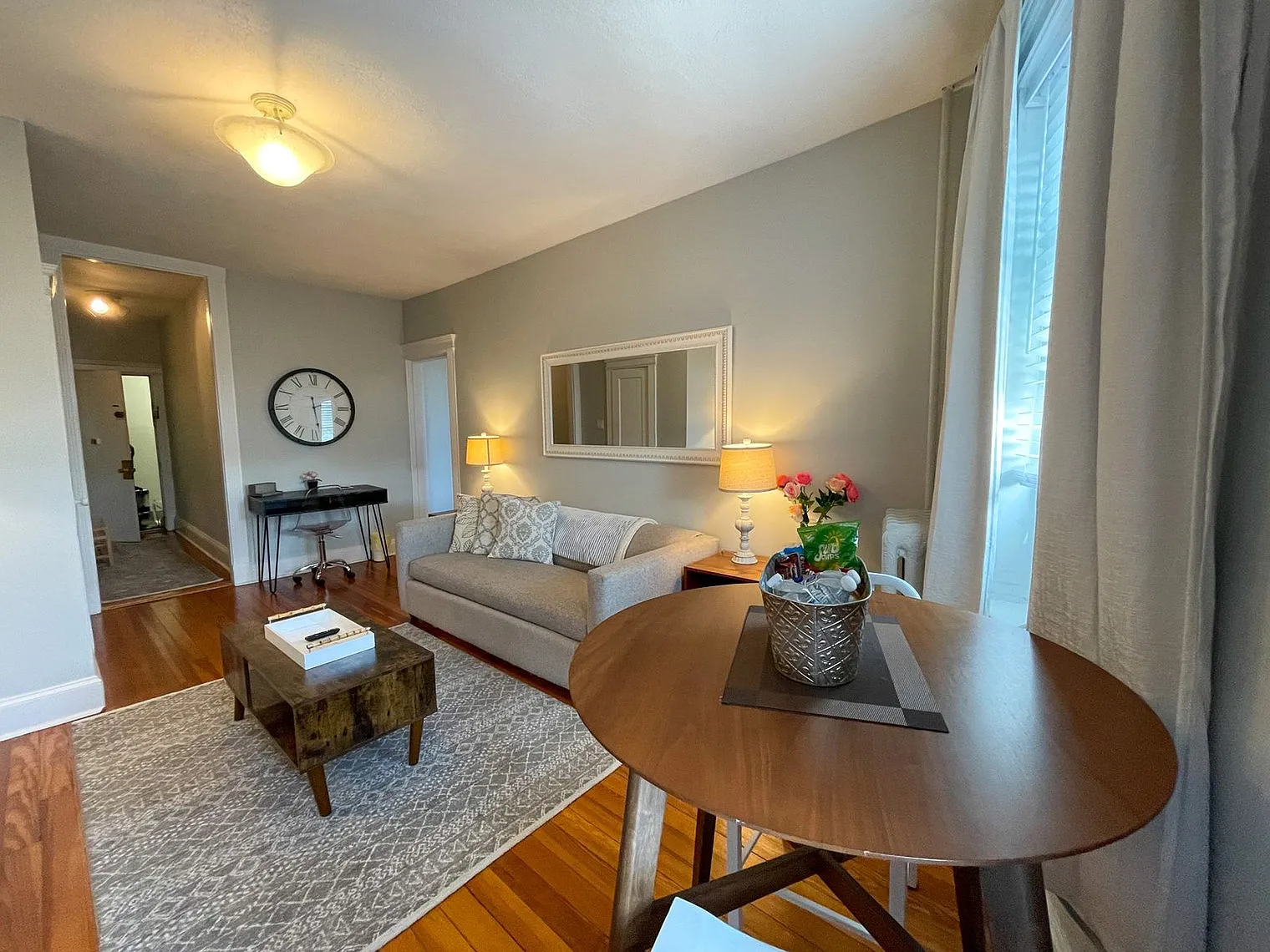 1 bed, 1.0 bath, 592 sqft, $3,141 — Photo 2