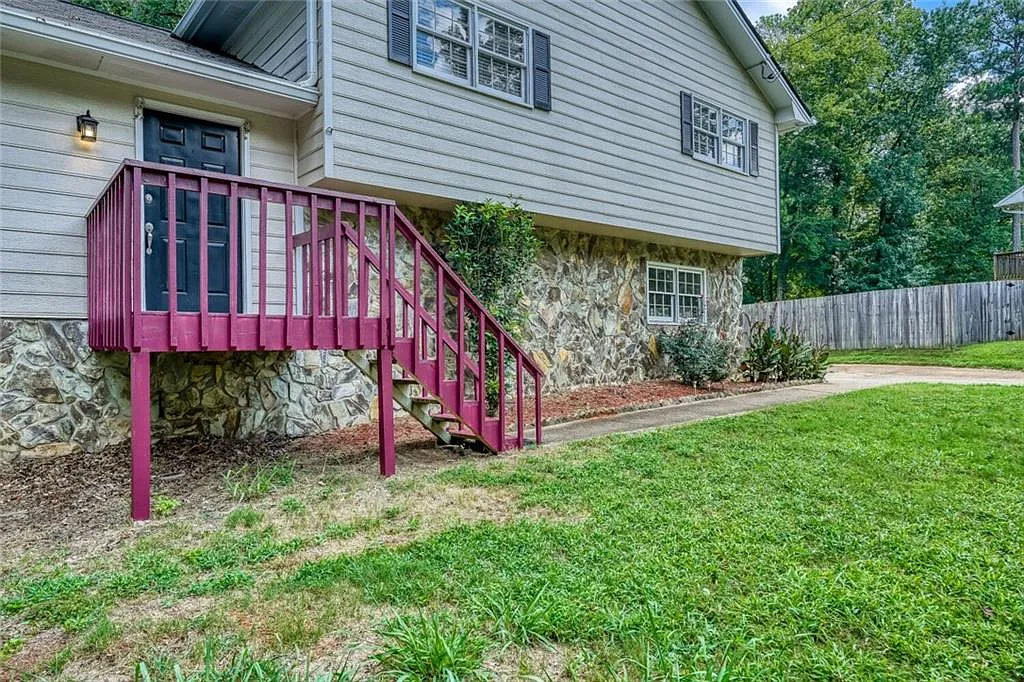 3 bed, 2.0 bath, 1998 sqft, $2,499 — Photo 2