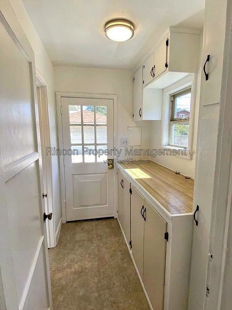 3 bed, 2.5 bath, 2242 sqft, $4,395 — Photo 3