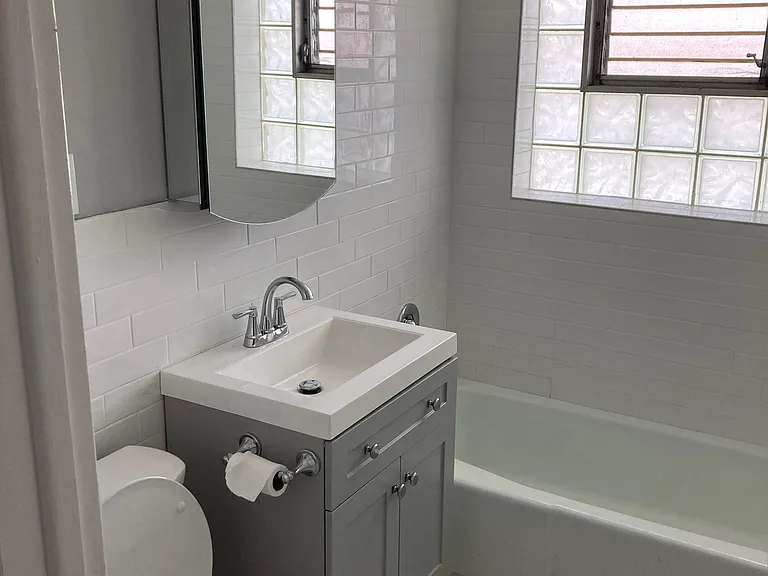 897 Graceland Ave #2W — Photo 10