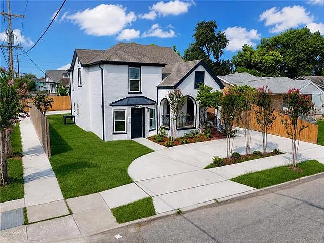 3 bed, 3.0 bath, 1899 sqft, $2,800 — Photo 2