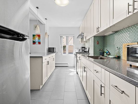 4th image of 6826 Utopia Pkwy