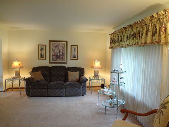 3rd image of 215 Plymouth Dr