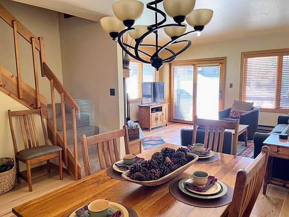 Large dining area with extra chairs (6)