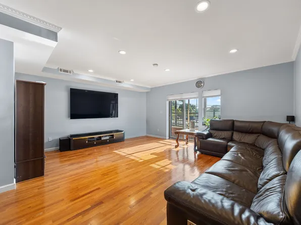 2881 Cropsey Avenue image 6 of 25