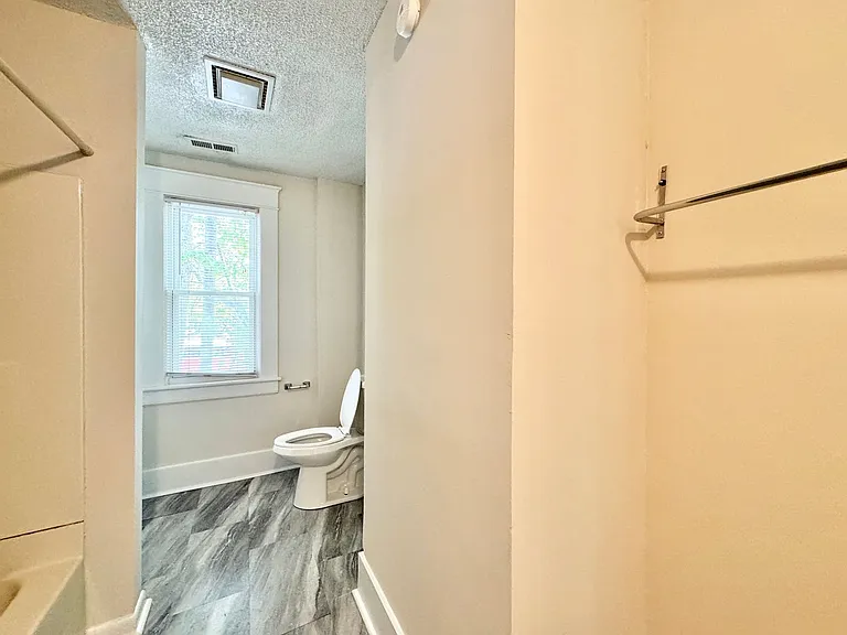 912 Union St #B — Photo 8
